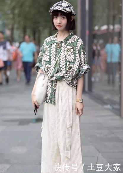 小姐姐|街拍:图三穿黑色超短裤的小姐姐,一双大长腿惹眼球!