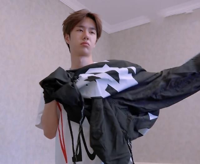 节目组|王一博刚起床,节目组就拍他,犯迷糊的样子,太好笑了