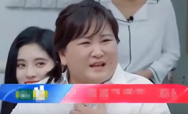 毯子|鞠婧祎cos水冰月穿短裙坐地上,导演组忘准备毯子,杨迪做法太暖心!