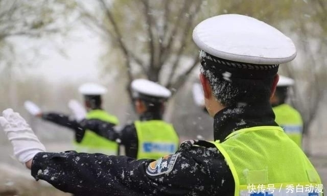  道谢|高速上，车里乘客突然从车窗扔东西，民警看到后不停道谢