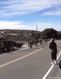 搞笑|搞笑GIF:妹子,不管你的球技怎么样,光看你这样的姿势我必须给你满分