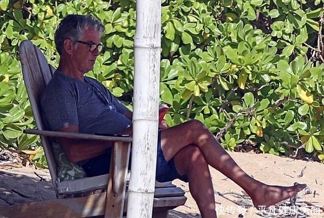 挚友|因新冠去世,67岁皮尔斯布鲁斯南失去45年挚友,提醒人们仍在战斗