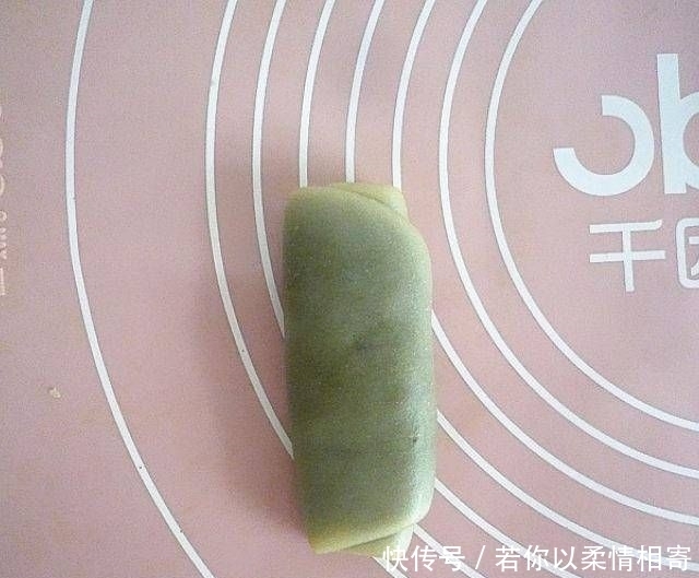 上保鲜膜|抹茶酥和我自己做的红曲糕点,不油腻