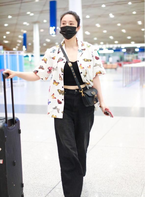 董璇|本以为奔四董璇很普通,看到衣摆后太时髦,露出小蛮腰太吸睛