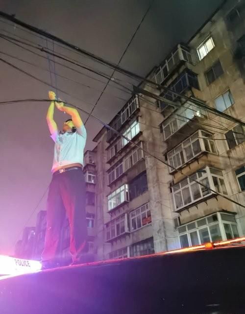  托举|最帅托举！暴雨后光缆垂落，他踩车托举40分钟