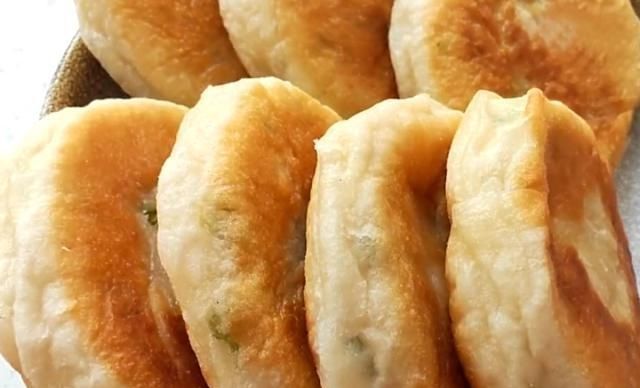妈妈|妈妈这样烙饼,不用揉面,筷子一搅,蓬松又暄软,比面包松软