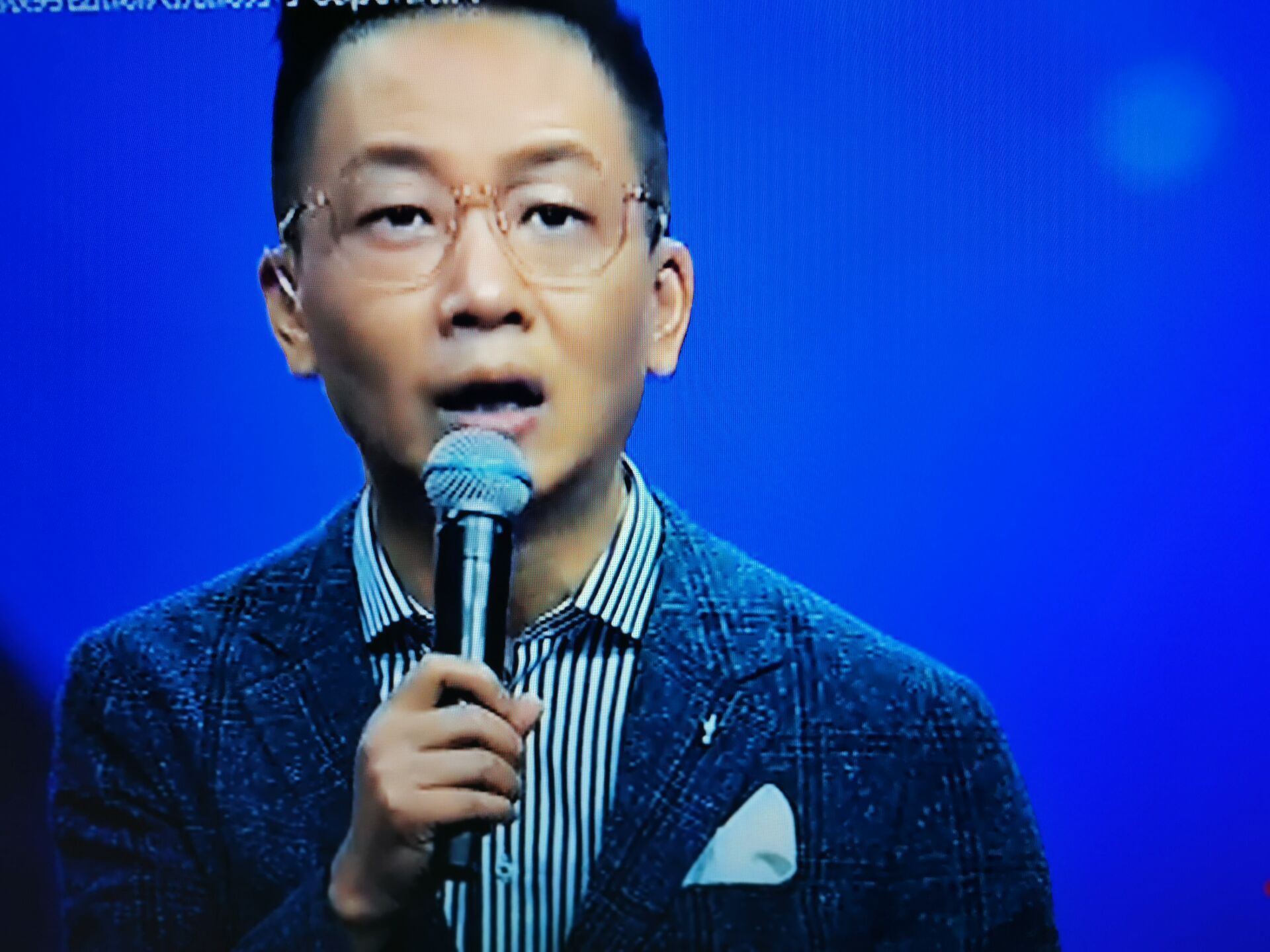  惊现|东方台618晚会字幕打错，惊现“死亡灯光”，创造营首秀翻车