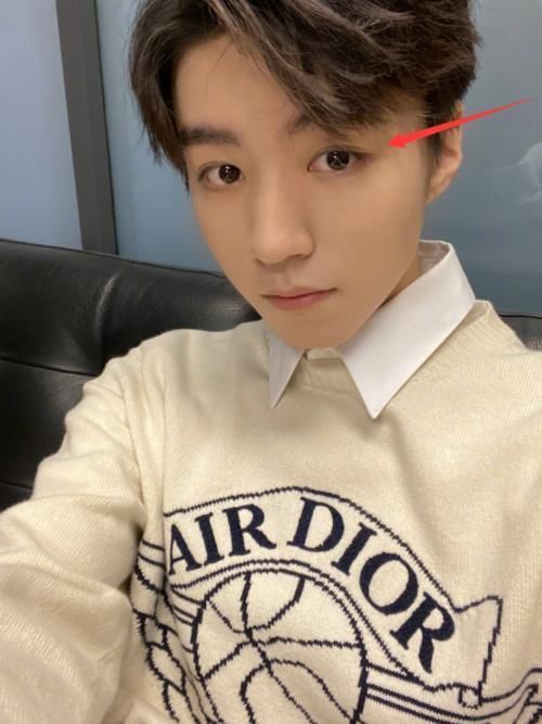  发自|王俊凯发自拍，我却从他眼珠里发现“自拍姿势”，一般人手抽筋也学不会