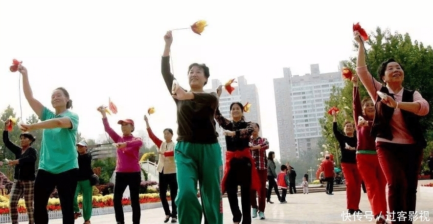 中国|中国大妈又出事了？这次是玻璃桥上大跳广场舞，保安劝阻却遭漠视