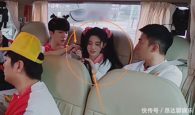 画面|鞠婧祎系安全带方法太特别,需要三个男嘉宾帮忙,这画面没看错吧