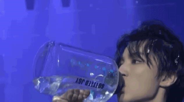 带火|《中餐厅》王俊凯回归接受最重任务,带火的大水壶是被杜海涛种草