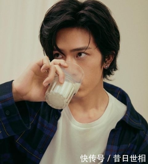 休闲装|井柏然身着休闲装 慵懒而随性