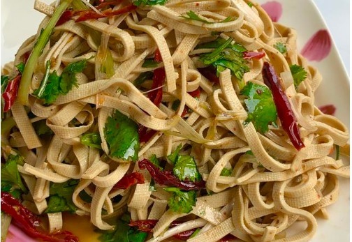 豆皮|凉拌豆皮怎么做好吃？教你农家开胃下饭吃法，端上桌能多喝两杯酒