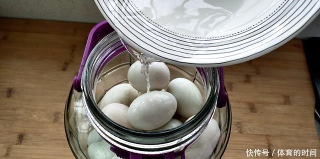 流油|咸鸭蛋这样腌制,个个流油,又香又沙,做蛋黄酥和蛋黄月饼必备