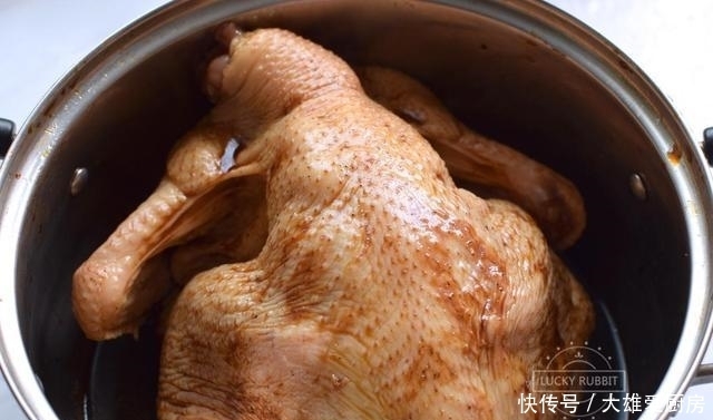 简单|三伏天这么吃鸡最简单,不用开火就做好,软烂入味,一只不够吃