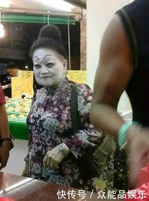 吓人|搞笑图片幽默段子笑话:大妈啊,你这是又出来吓人了?哈哈哈