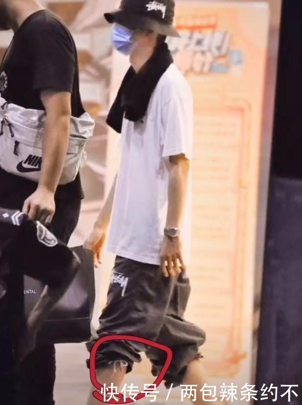  收工|王一博收工秒变“王大爷”，裤腿绑个蝴蝶结，粉丝：酷盖你变了