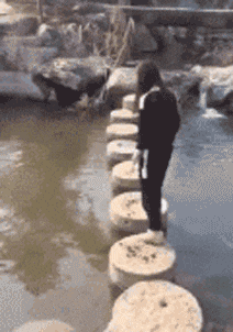 GIF|搞笑GIF:在外面抓了一只鸡,你们看是红烧好,还是清炖呢!