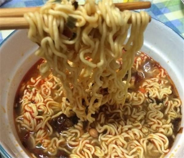 红烧牛肉面|如果你兜里只有5块钱,5款泡面你买哪个多数人选图2