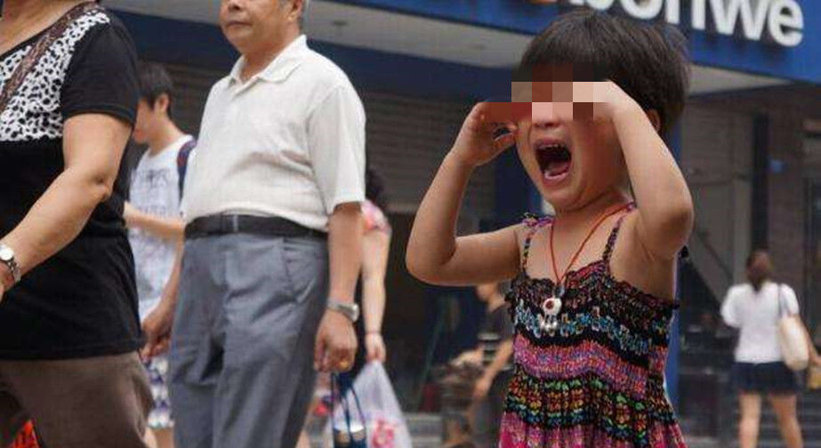 魔爪|4岁孩子被陌生人一把抱走，关键时刻喊出5个字，逃离人贩子魔爪