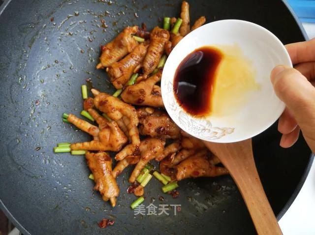 切成|这样做鸡爪真的太好吃了,越吃越上头!你们一定要试试看!