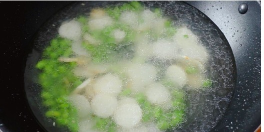 搅拌均匀|这是芋头汤的做法,与小海鲜巧妙搭配,太好喝了,鲜上加鲜