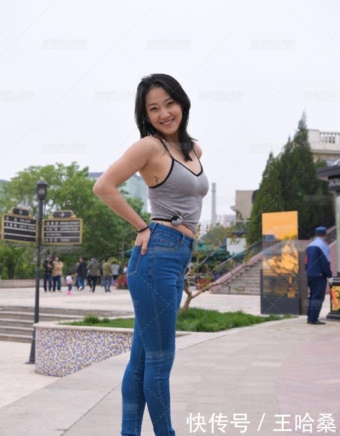 设计|街拍:嫌衣服设计太长,直接打了“死结”,这样穿有什么亮点?