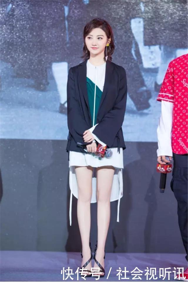 气质|四五十岁的女人不服老!夏季咬咬牙买这3款连衣裙,减龄更有气质