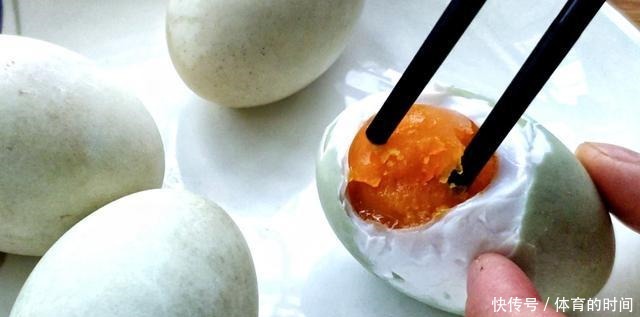 流油|咸鸭蛋这样腌制,个个流油,又香又沙,做蛋黄酥和蛋黄月饼必备
