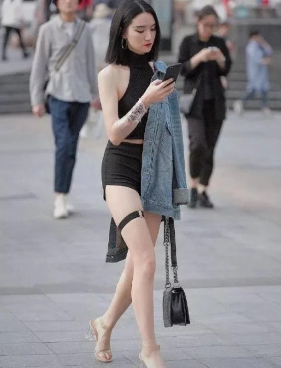 皮肤|街拍:皮肤白皙的小姐姐,身穿束腰碎花连衣裙,甜美可爱