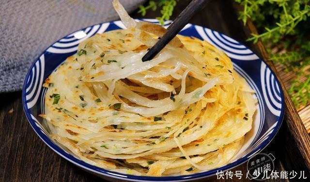 张剩|6张剩饺子皮,一把葱花,简单一做,外酥里软,全家人抢着吃