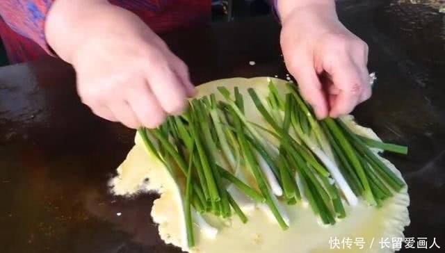  花样|大妈街边卖“豪华煎饼”，外酥里嫩，料足味美，来吃的都是回头客