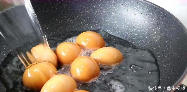 五香熏鸡蛋|鸡蛋别再清水煮了，教你1个秘制做法，一次8个不够吃，太香了