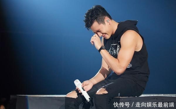封麦|周兴哲开唱激动泪洒舞台!宣布进军大银幕 暂时封麦