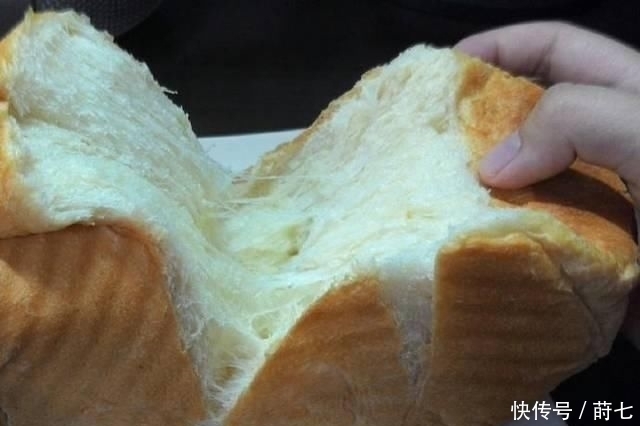  柔软|美食如此简单：一碗面粉一袋牛奶，教你在家做吐司，柔软拉丝有弹性！