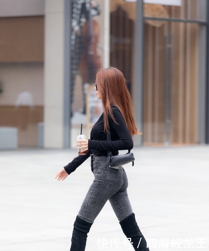  效果很惊艳|街拍：长发美女搭配时尚牛仔裤，秀纤细长腿很有网红风格