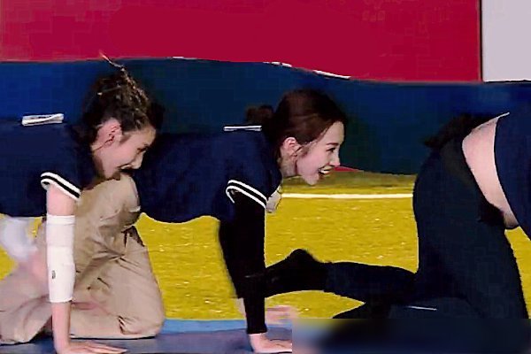 男团|跑男团玩游戏时沙溢衣服不慎上滑,孟美岐反应机智,成功避开窘局