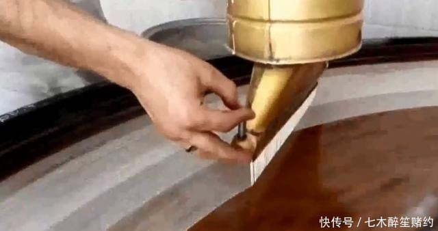 手法|中国人做龙须面靠手法,老外竟然“投机取巧”做,光锅都2米宽