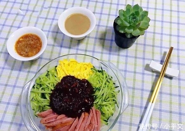 有害|遇见这种面条别买,可能是“甲醛面条”对身体有害,抓紧告诉家人