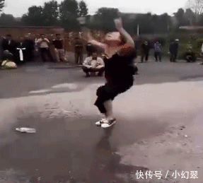 本来|爆笑GIF:本来是很喜庆的场面,你一来搞笑就尴尬了