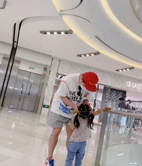 露齿|陈赫与女儿商场内嬉戏打闹,安安吃冰淇淋露齿大笑,表情超魔性