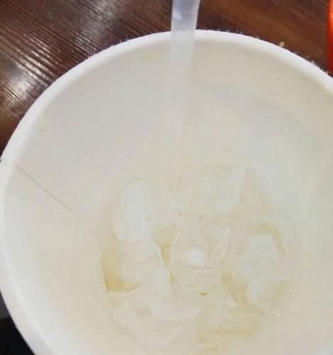 上榜|公认最“坑”的4种奶茶,摇摇奶昔上榜,最后一种是买了杯冰块吧