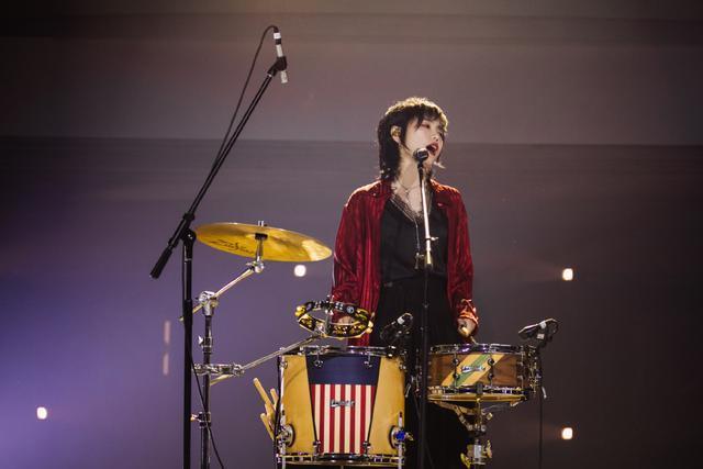 情商|许飞为黄晓明宣传中餐厅,将结婚照中的杨颖p成自己,被指情商低