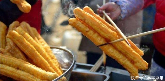 摆摊|摆摊大爷炸油条时，面粉不是重点！少了“它”，油条立刻就变软