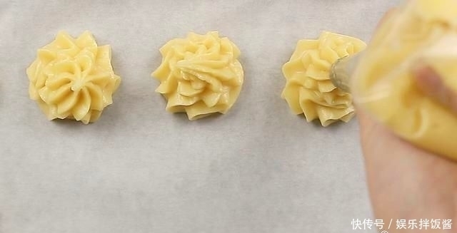 自制|自制甜点香草味泡芙,按步制作比蛋糕简单,零失误操作轻松完成
