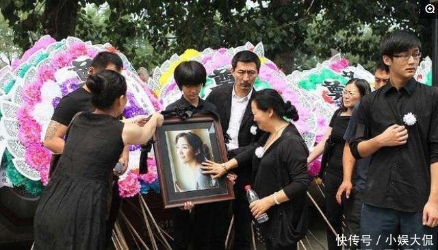  患癌|她患癌瞒了亲朋好友9年，赶走丈夫，默默承受，一场葬礼令人动容