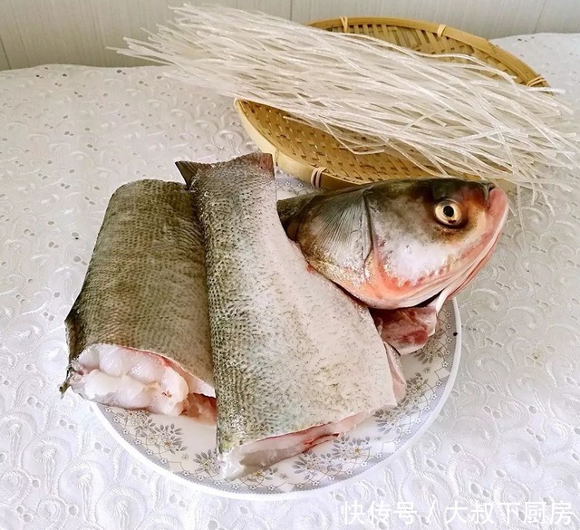 大叔|胖头鱼怎么做好吃?大叔教你胖头鱼炖粉条,鲜嫩味美,Q弹爽滑