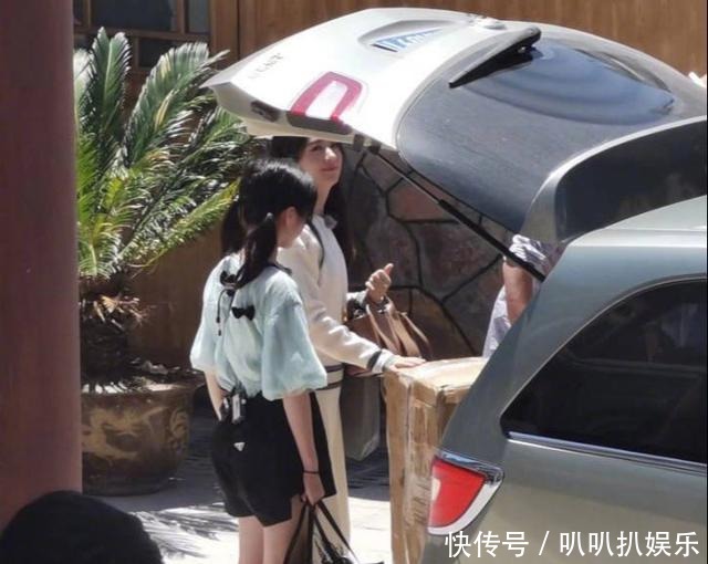 笑容|赵丽颖录《中餐厅》再曝路透照,笑容明媚,黄晓明林大厨热情接待