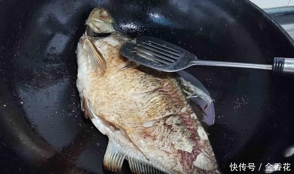 鱼刺|鱼刺卡在喉咙里,别再喝醋吞米饭了,教你1招,让鱼刺自己跑出来