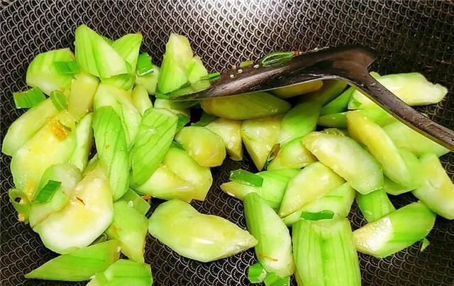 小窍门|炒丝瓜时,万万别直接下锅炒,教你一个小窍门,丝瓜翠绿不发黑